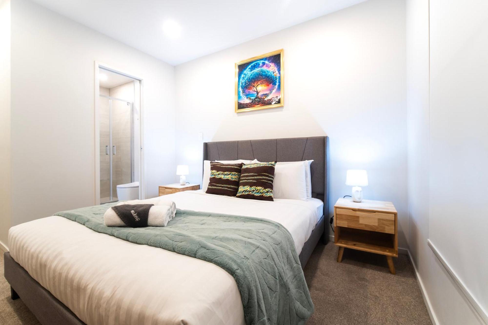 Modern Townhouse Close To With Full Kitchen - Ellerslie Apartment